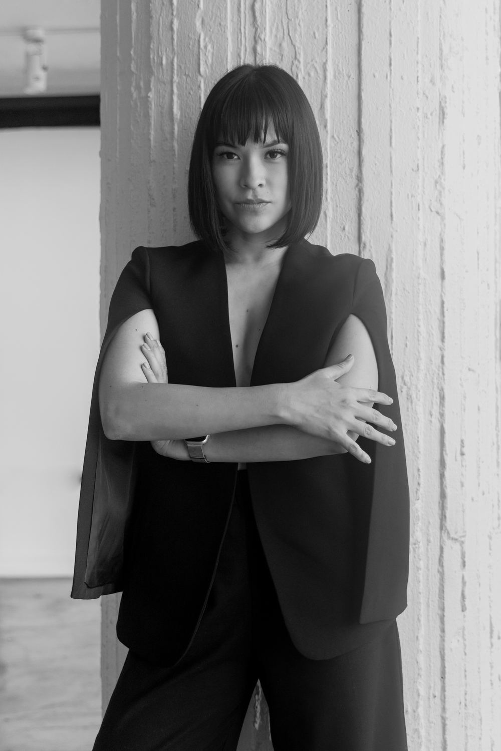 Clau Romero en blanco y negro, de brazos cruzados, mirando a cámara